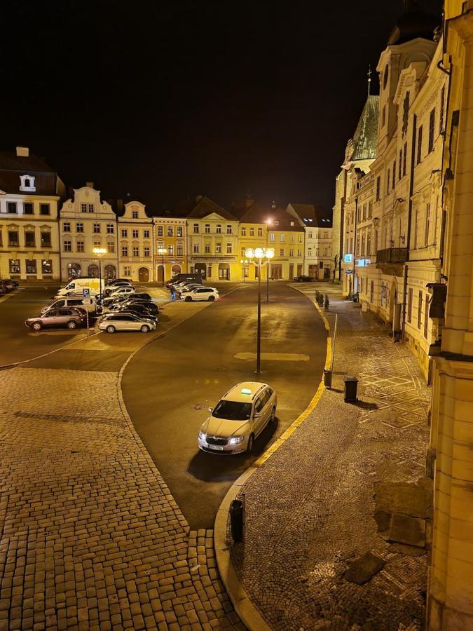 Velke Studio Na Velkem Namesti S Vybavenou Kuchyni Hradec Králové Екстериор снимка